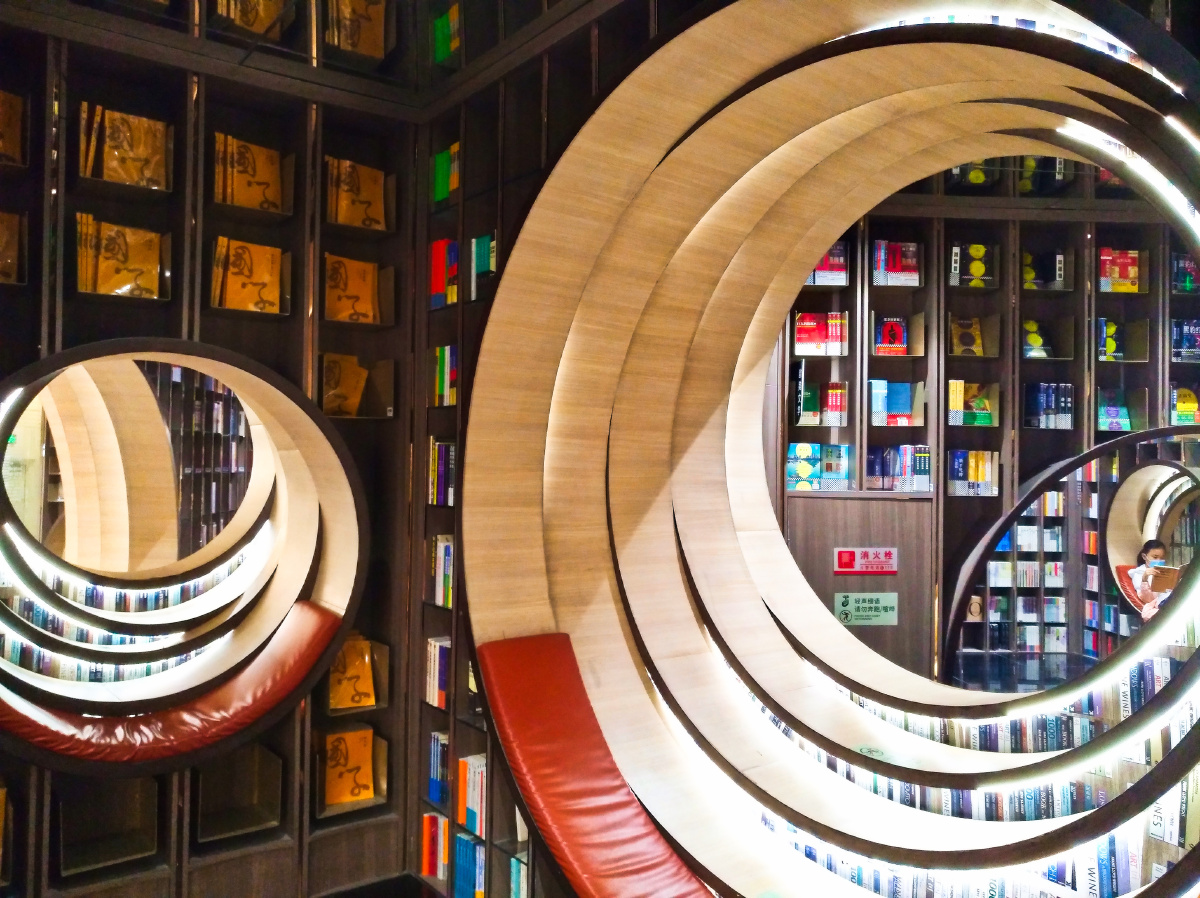 北京钟书阁实体书店室内书架图书