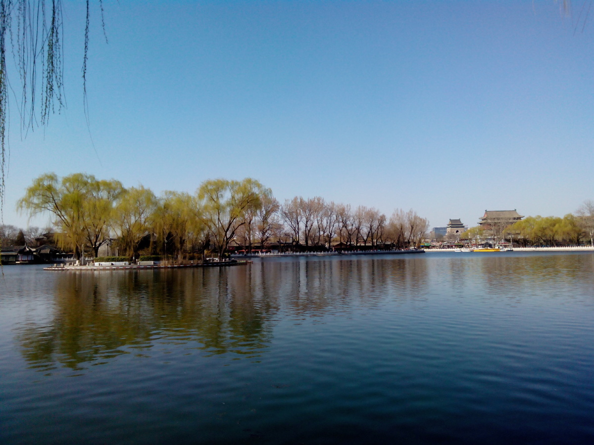 春天晴朗蓝天北京什刹海钟鼓楼倒影