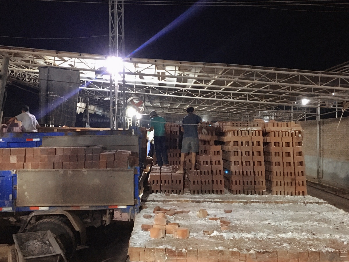 有凌晨4点的黑曼巴,亦有凌晨4点覆满机械声的砖厂