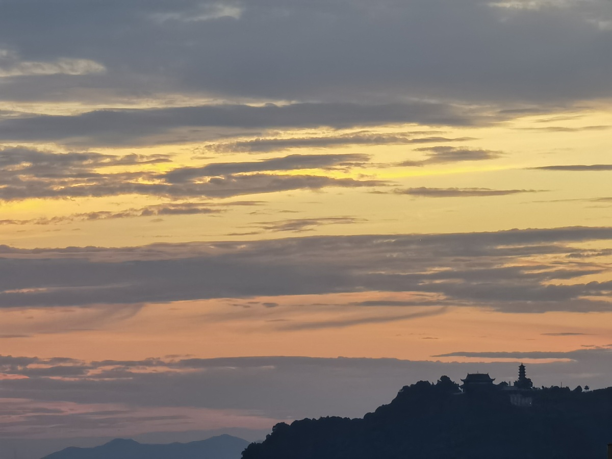 实景实拍朝阳的日落