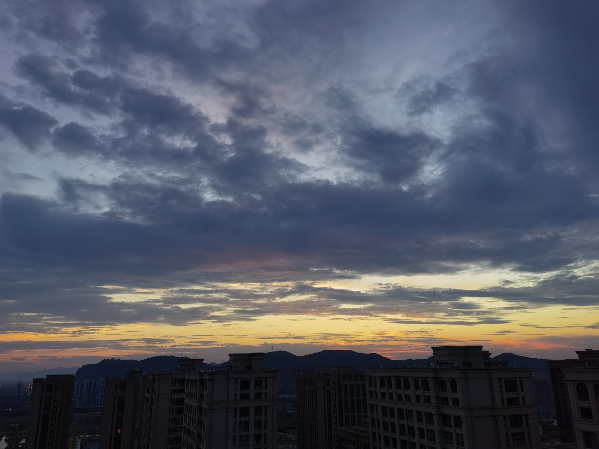 实景实拍朝阳的日落