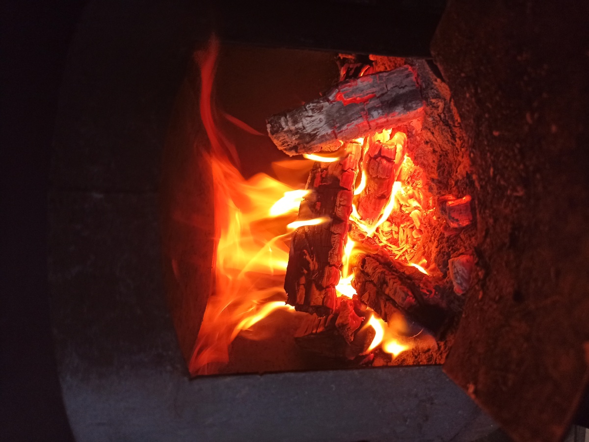 冷的时候最喜欢帮奶奶烧火了