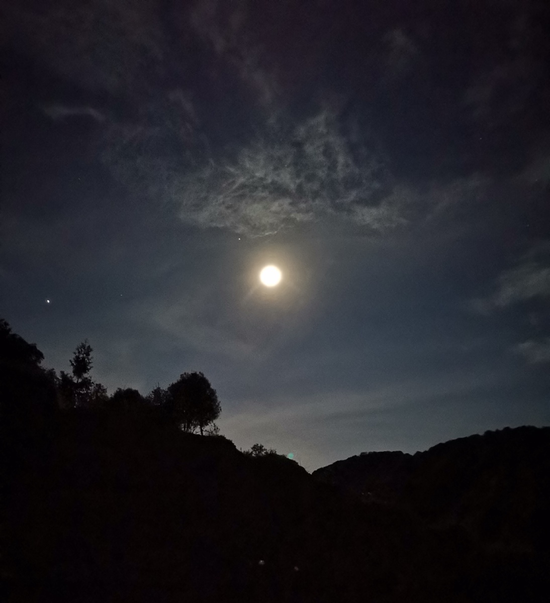 多情最是山中月一片清耀洒九宵