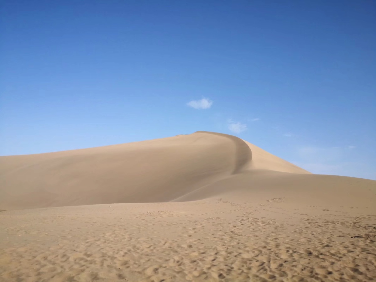敦煌市鸣沙山离城市最近的沙漠阳光照在金色的沙丘上一幅绝美的画面让