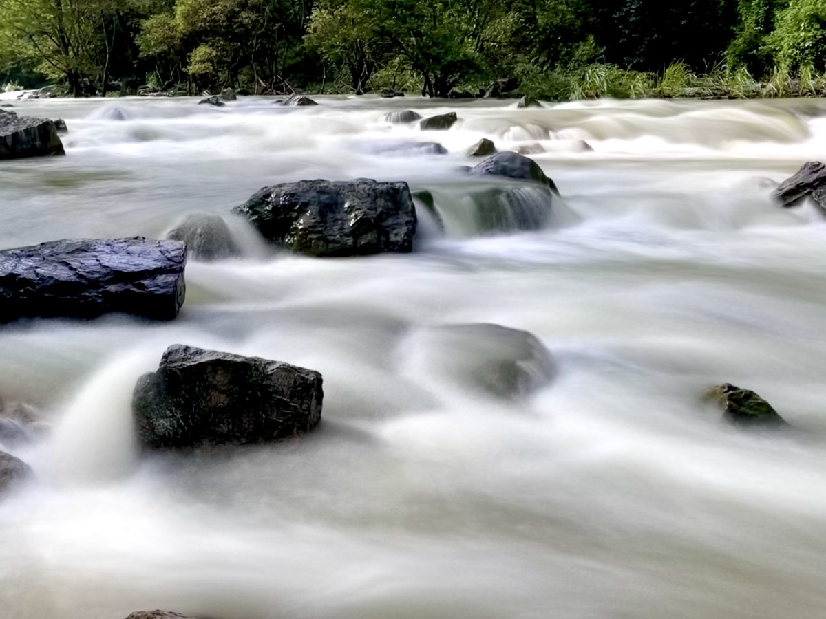 山涧激流摄于湖北省宜昌市五峰土家族自治县境内