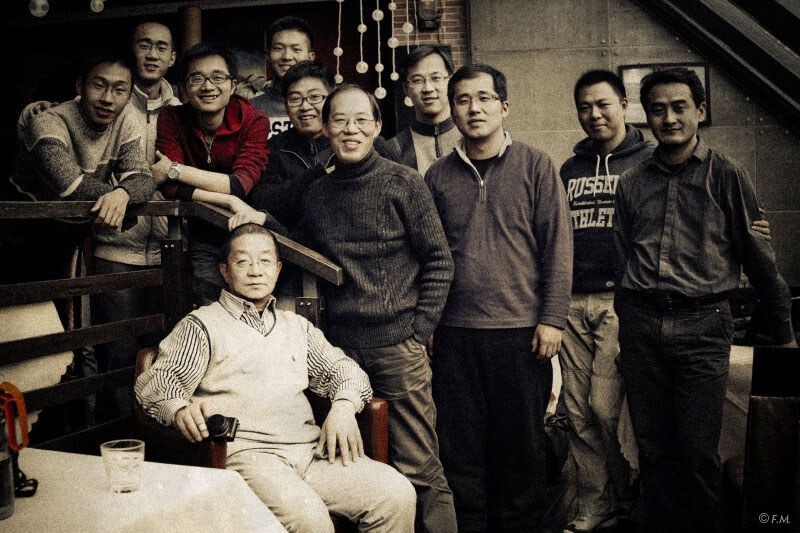 标准合影，教父在前。<br />
