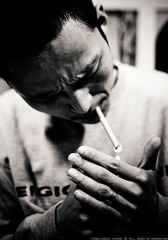 点烟的人。