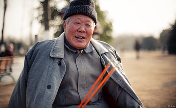 82岁老头，渔杆玩空竹。