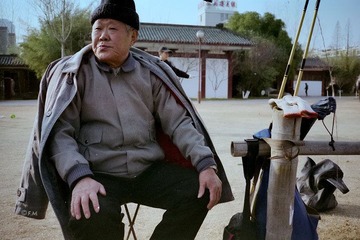 玩空竹的老人。