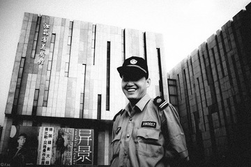 省美术馆前，吃低保的辅警。