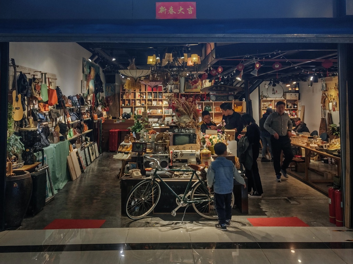 琳琅满目的手工艺品店里有许多人在看商品