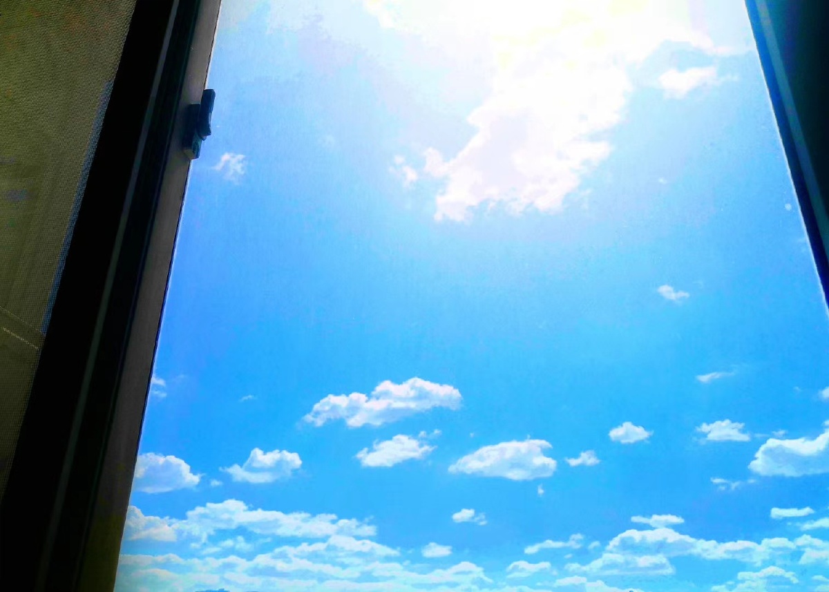 窗外晴朗的天空.让人忍不住贪婪的吸着每一丝空气.