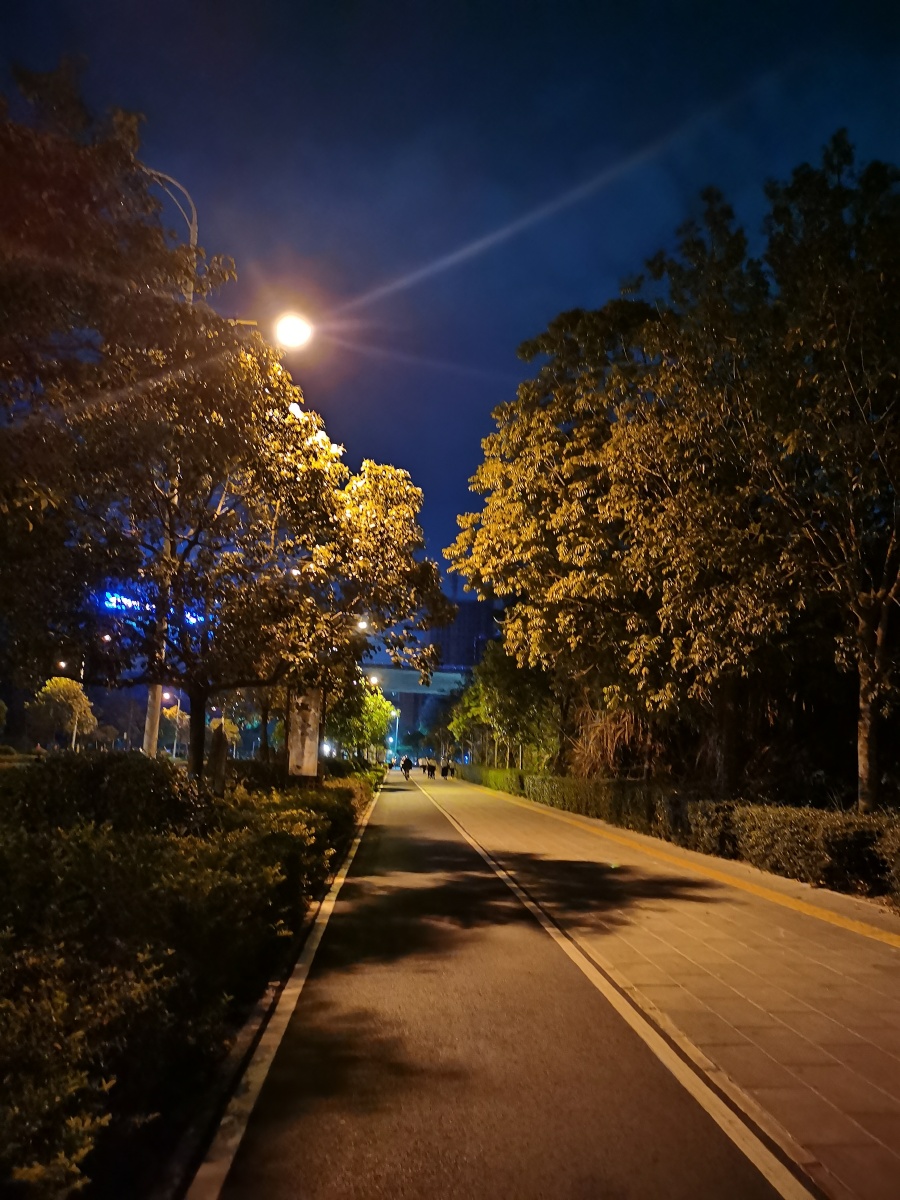 暖黄的灯光,照亮回家的路