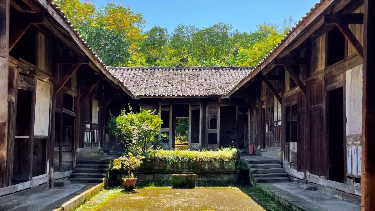 雷畅故居:旧时(200-300年)大院,天井里看秋!
