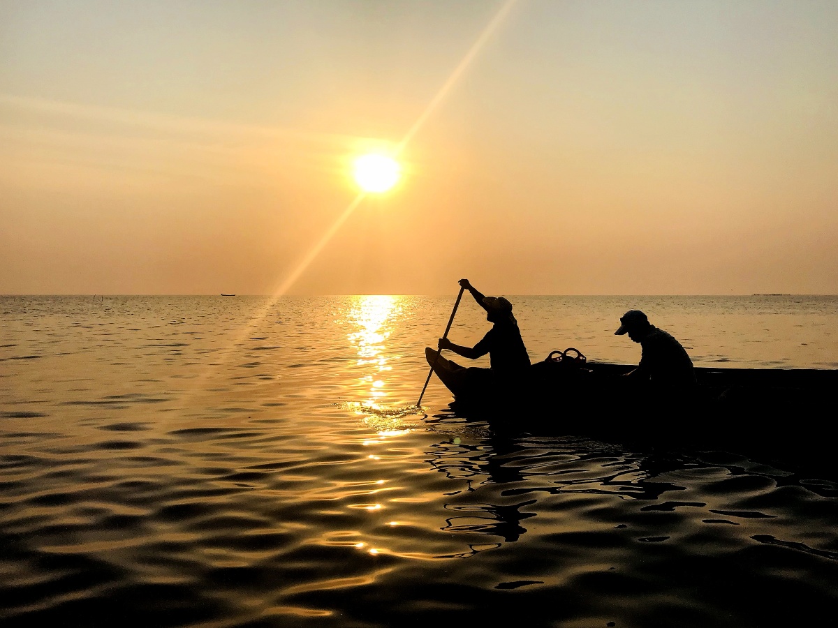 夕阳下的一艘小船