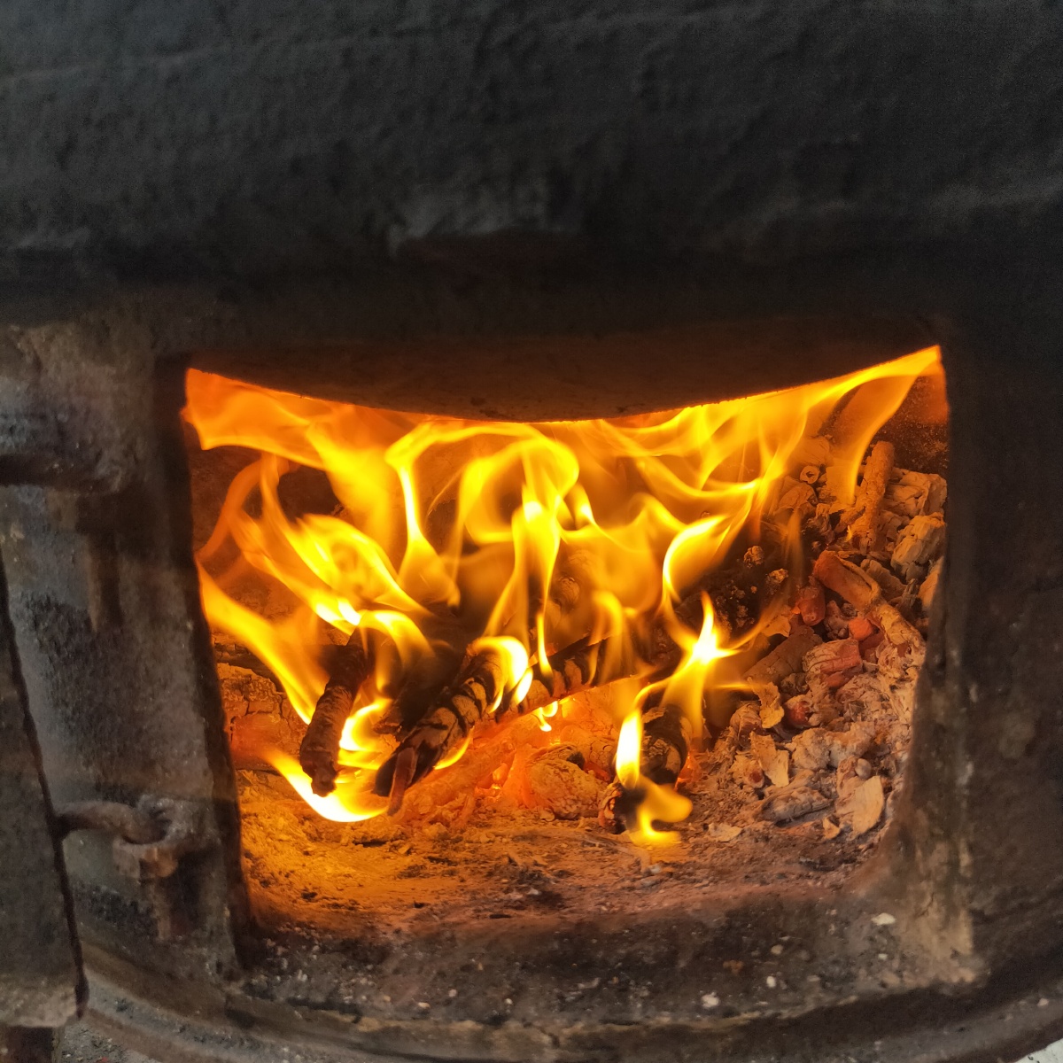 总会回想到小时候在家烧锅的场景怀念