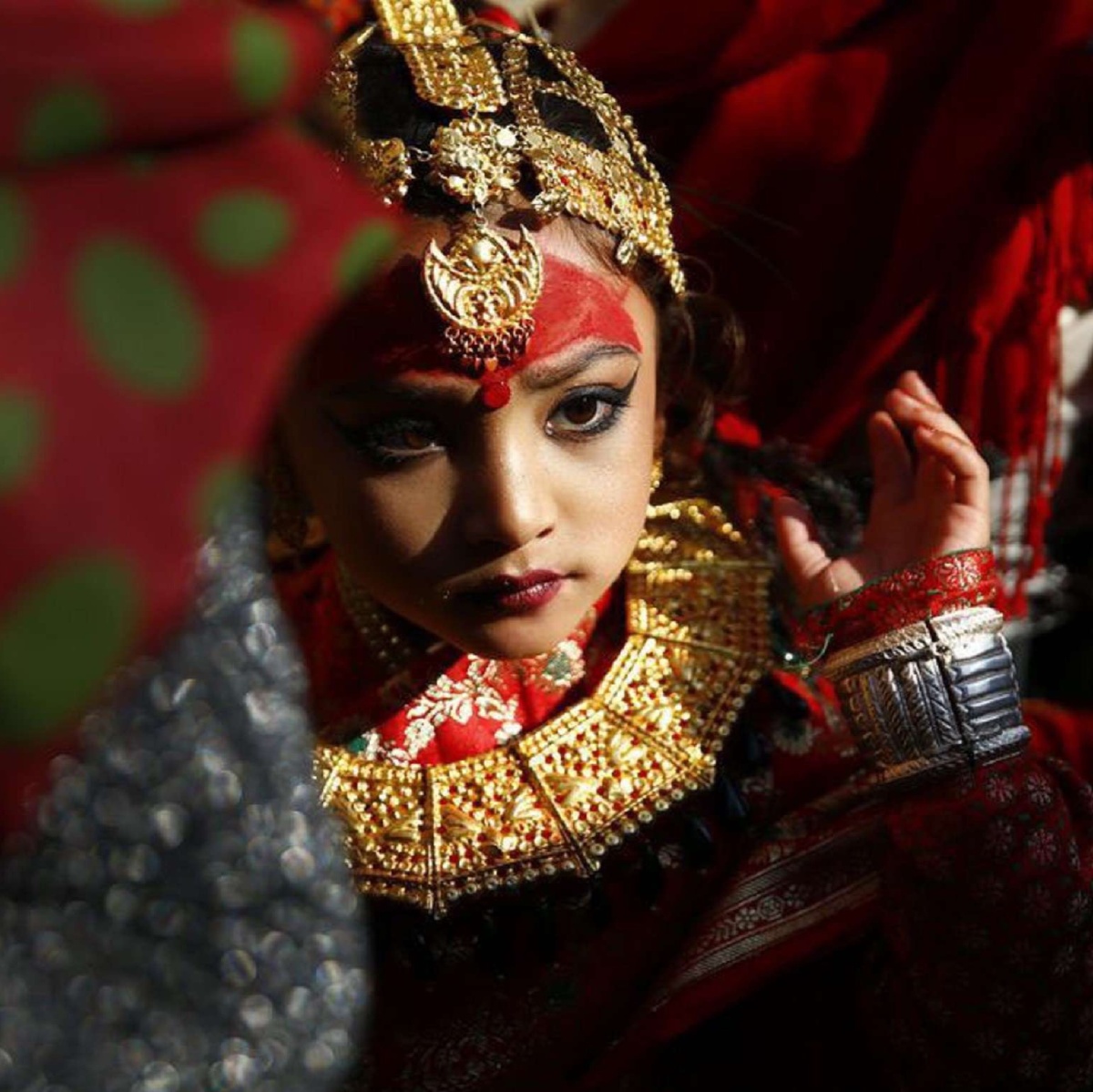 尼泊尔尼瓦尔族女童正在参加祷告仪式瓦尔族女童一生会结婚三次第一次