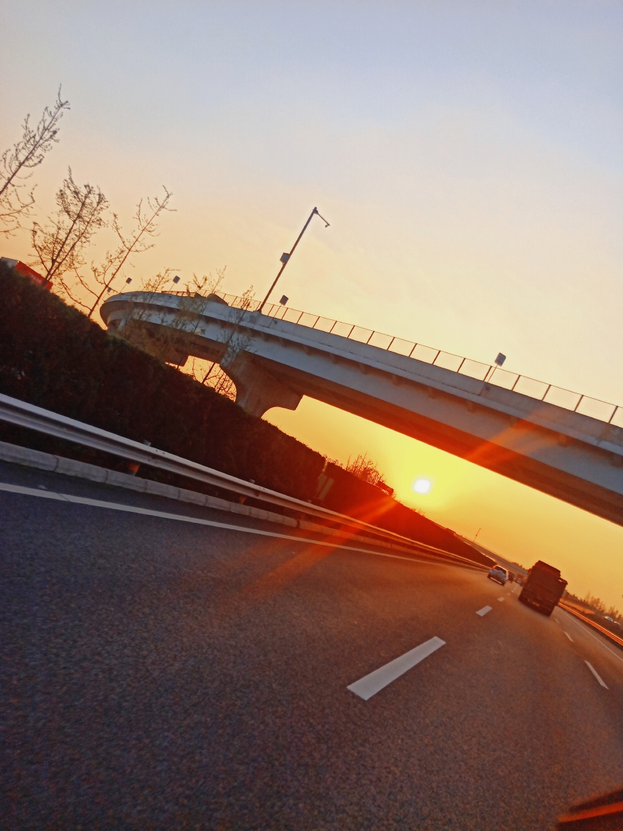 傍晚高速路一角