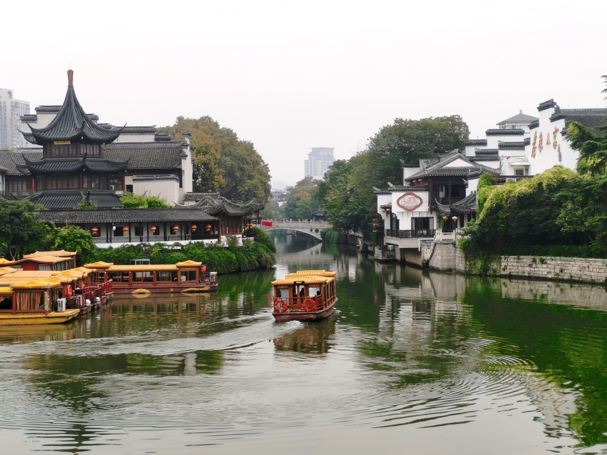 秦淮河桥上凭栏见君在廊下望