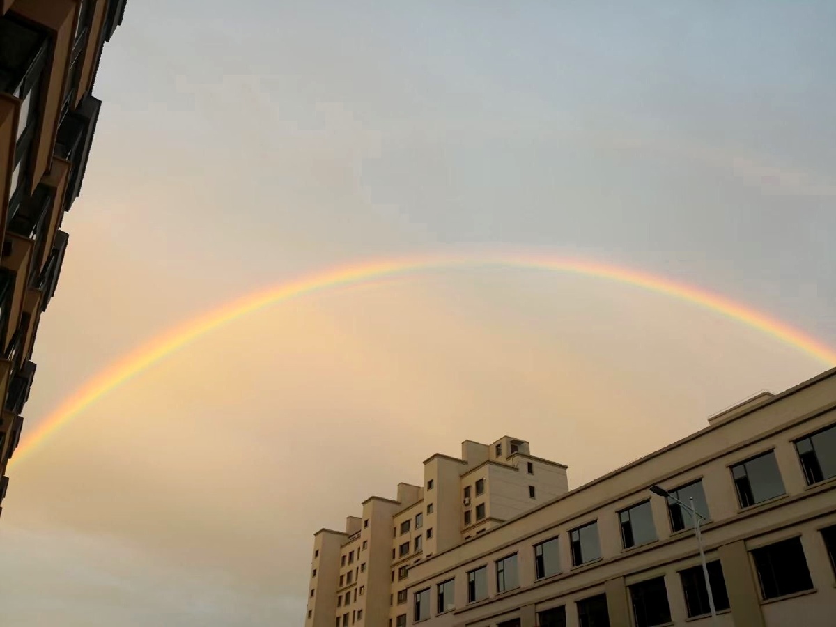雨后天晴一轮弯弯的彩虹