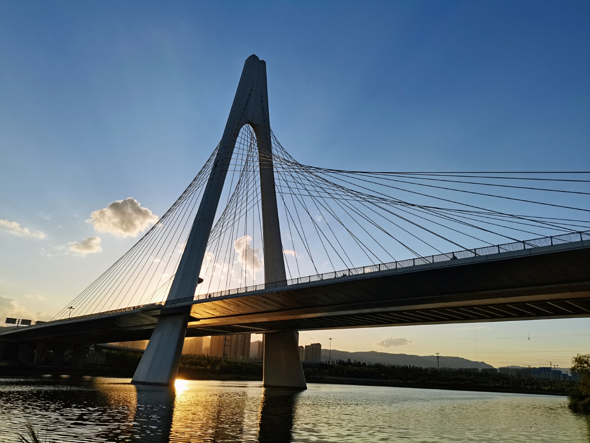 夕阳下的山西太原摄乐桥