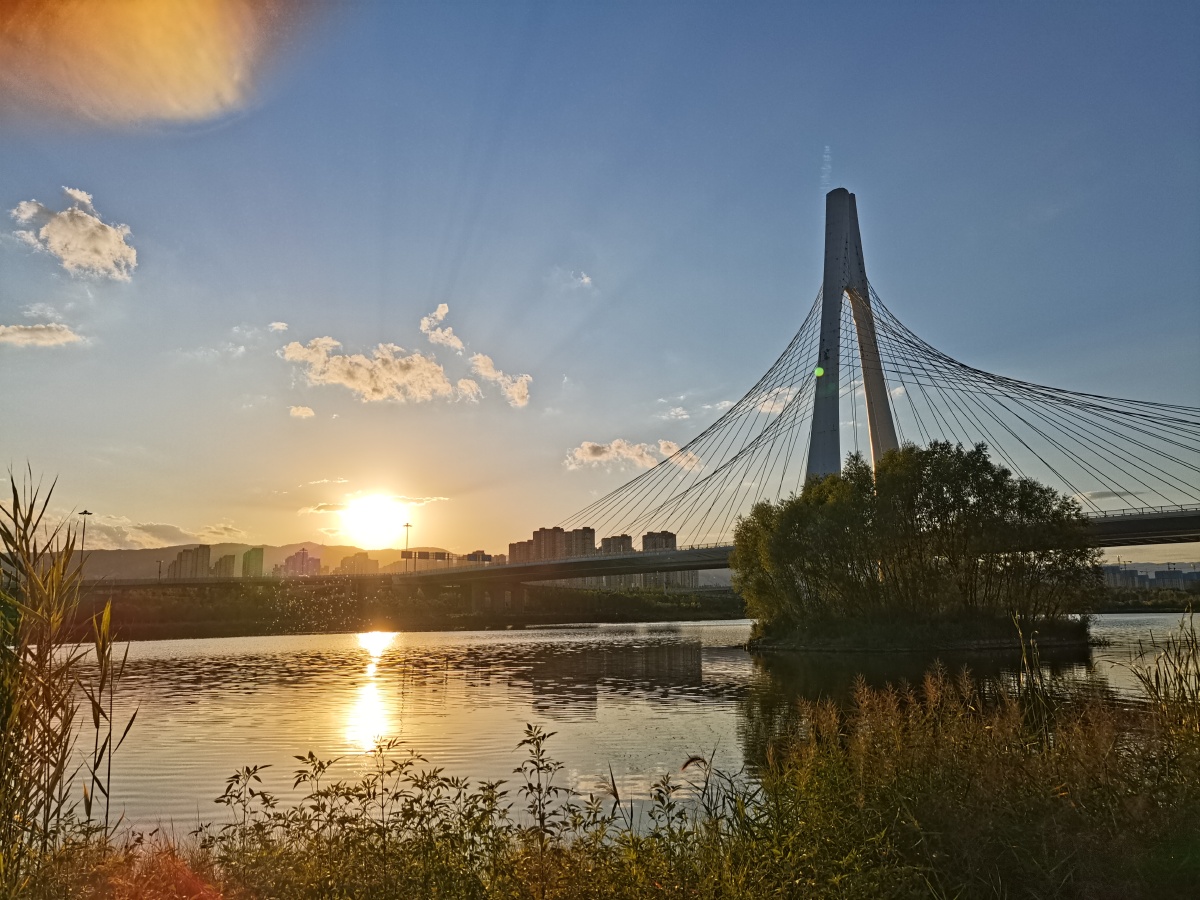 夕阳下的山西太原摄乐桥
