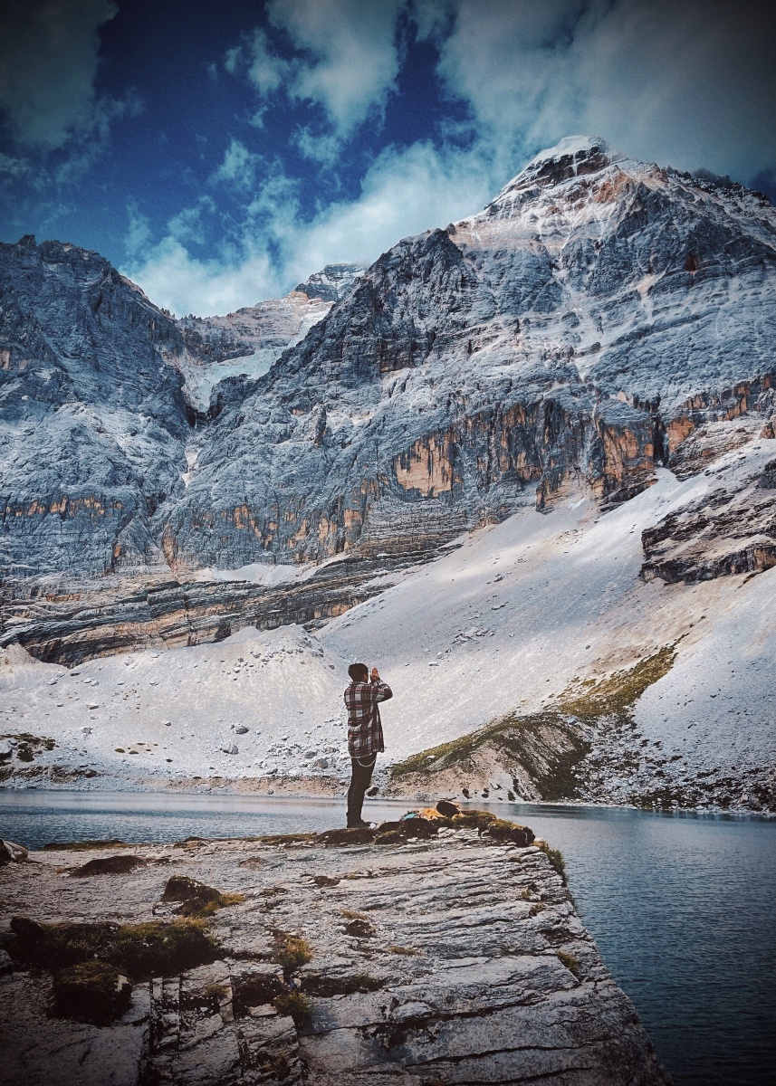 在大自然面前,人类太渺小,我们需要有敬畏之心看待这个世界