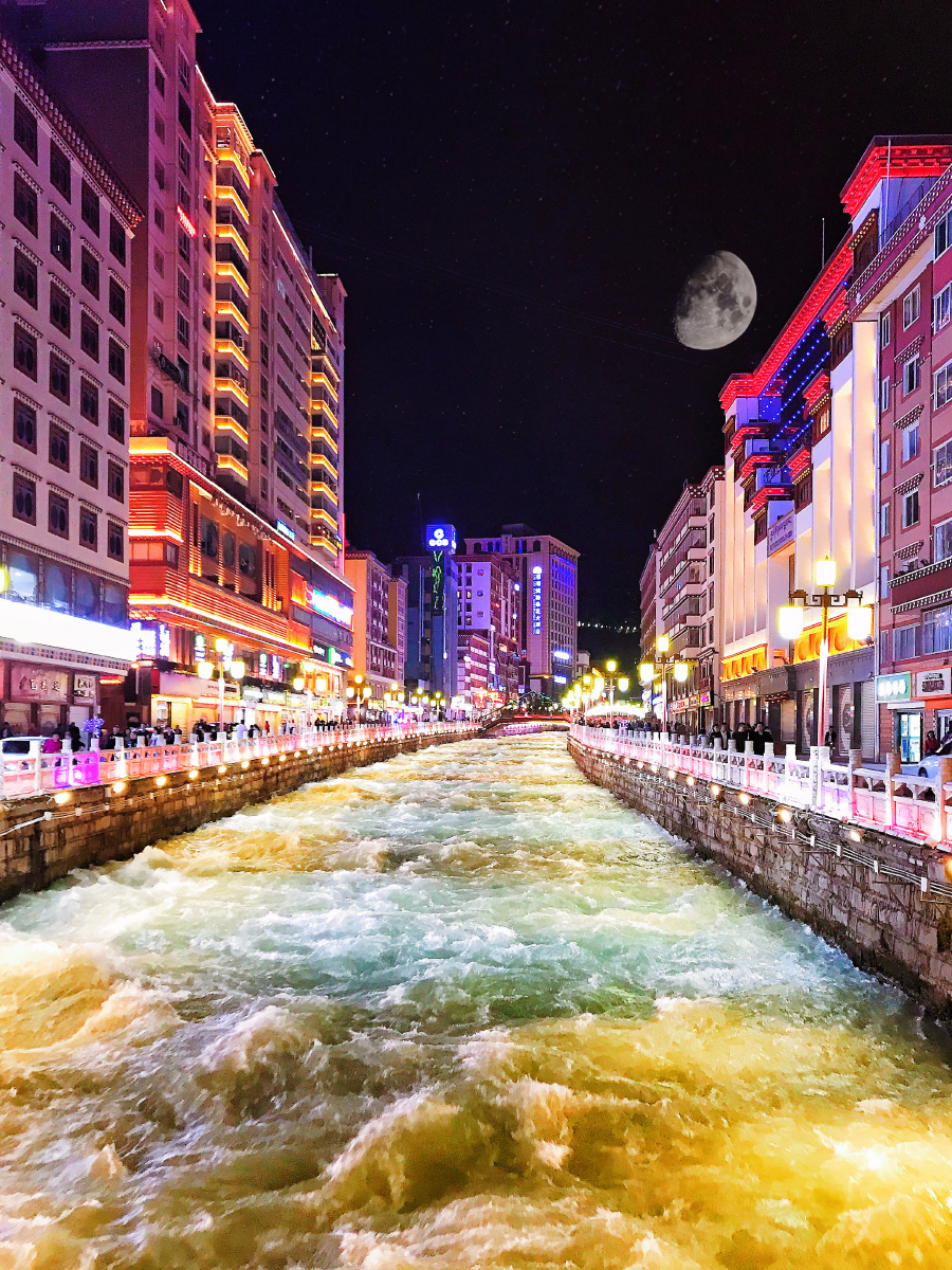 当雪水流过康定城