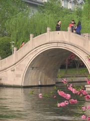 西湖边的不知道什么桥哈哈