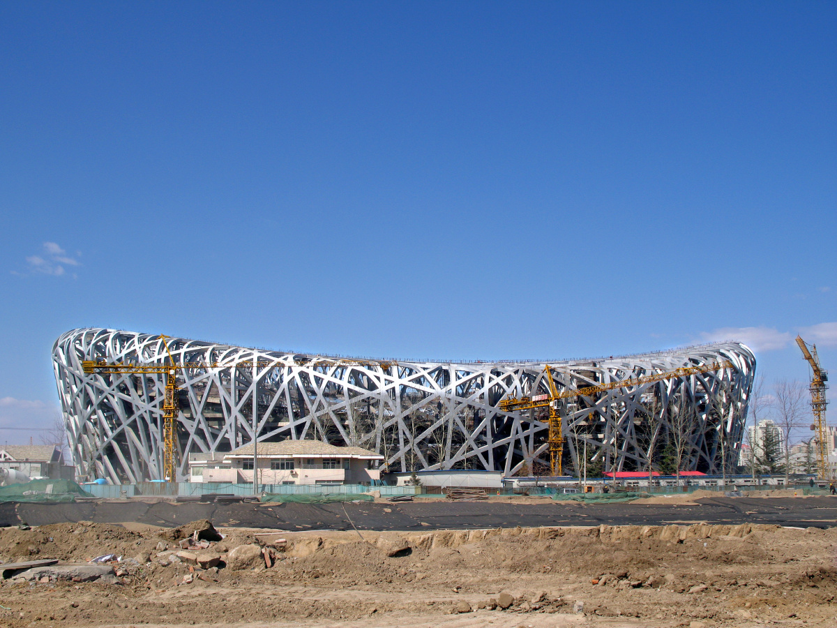 鸟巢和水立方建设过程中外国游客发放水贴纸盘古大厦外景游客和奥运