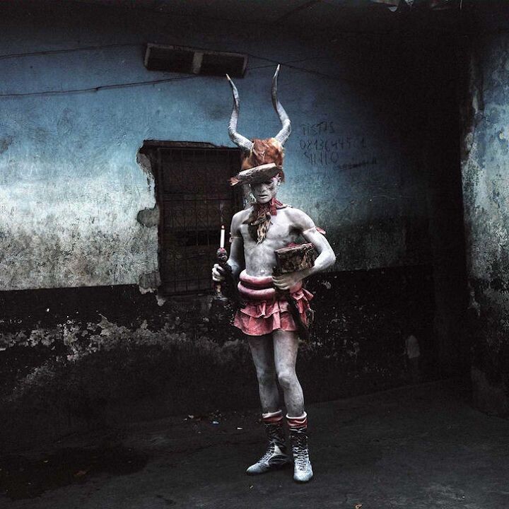 Congolese Wrestler<br />
Warrior Masseke (antelope, in Lingala), fetish wrestler in his courtyard.