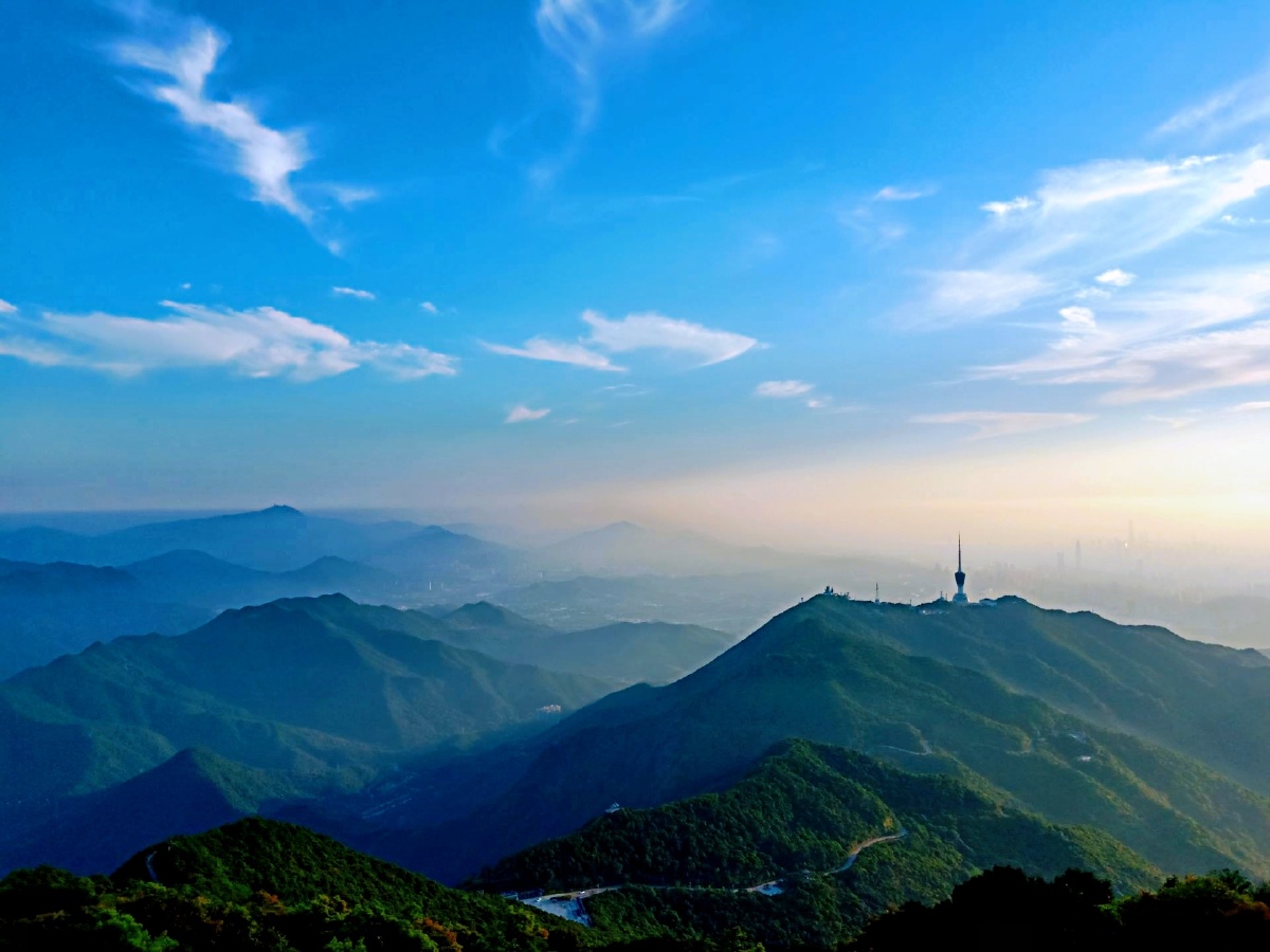鸟瞰广东省第一高峰深圳梧桐山