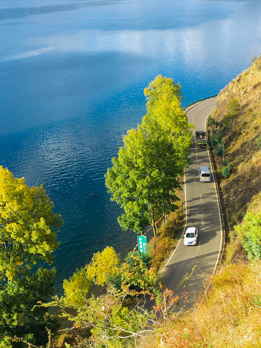 泸沽湖边上的环湖公路