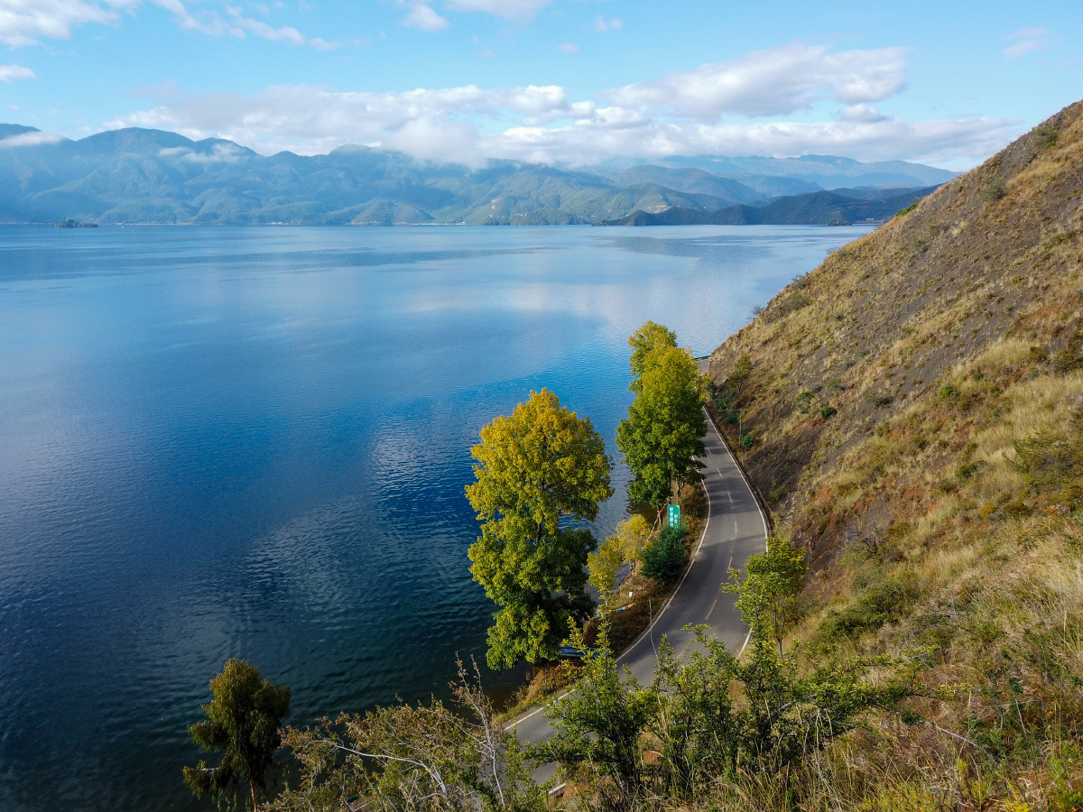 泸沽湖边上的环湖公路