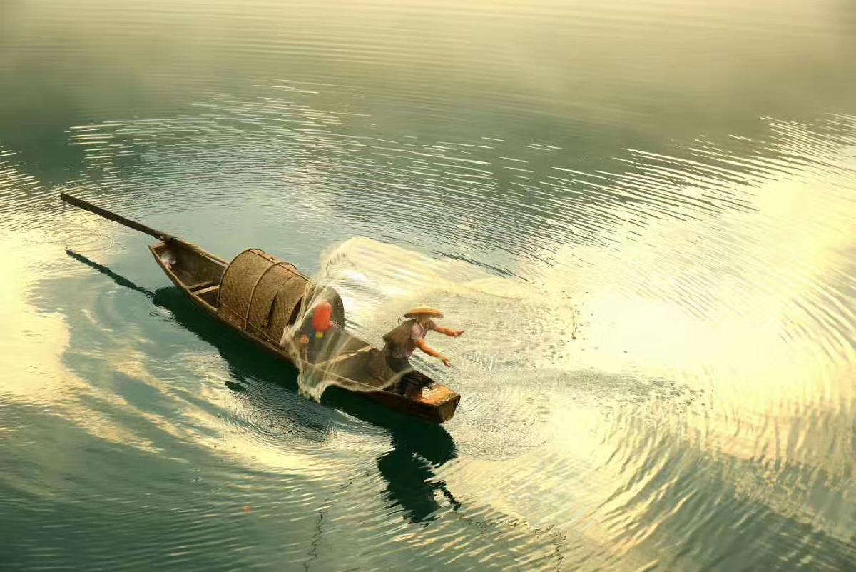 江中水湖中船船上人