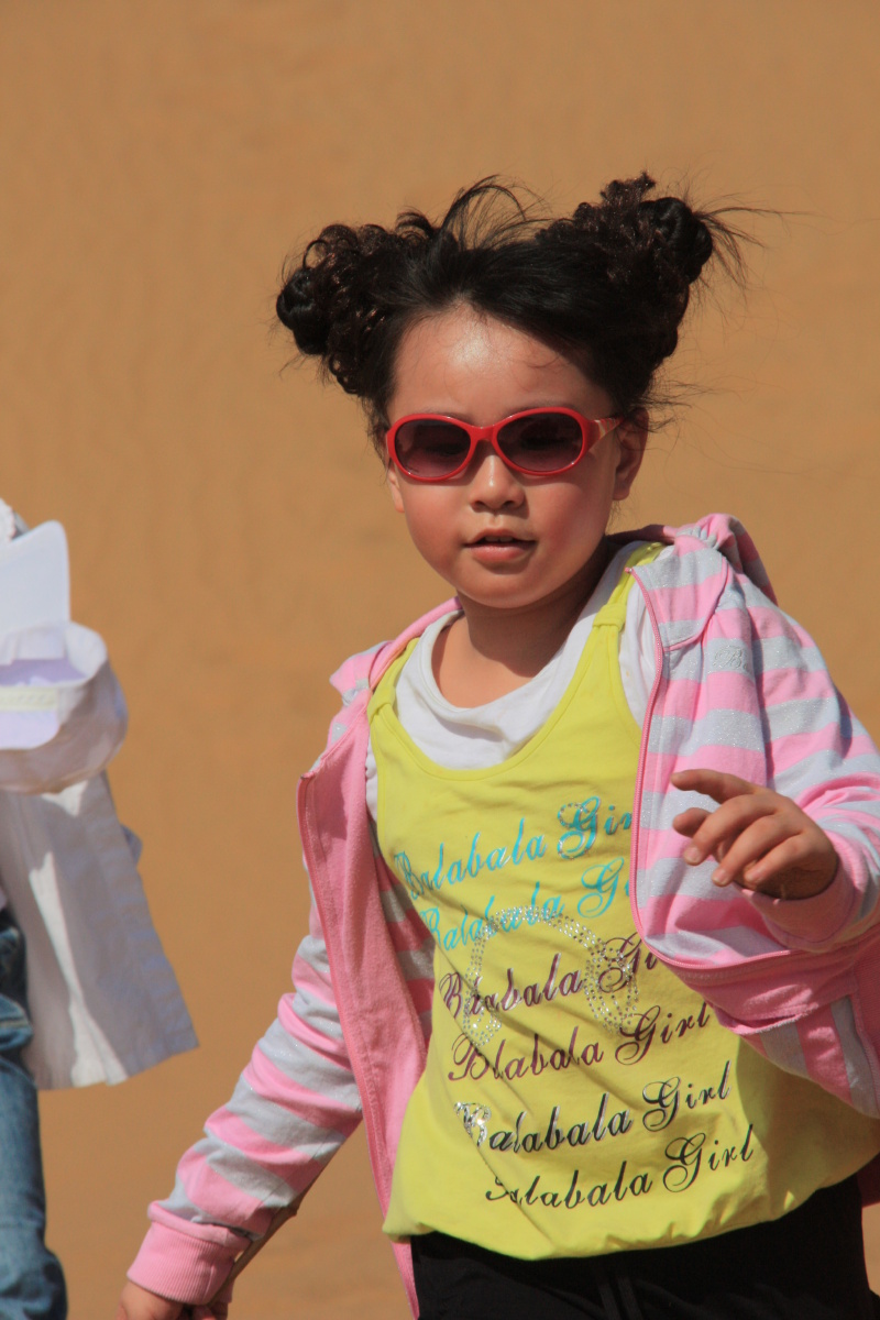 城市女孩初入沙漠童心飞扬放任烈日晒红了脸蛋