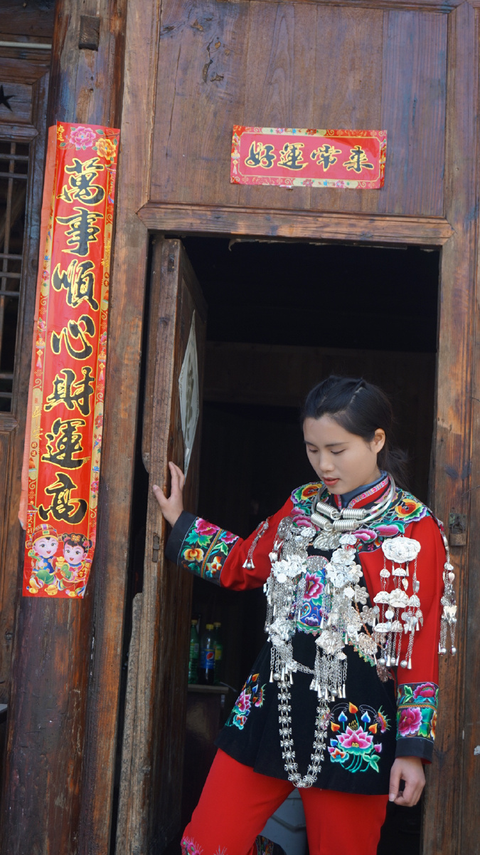 每个苗族女孩都有一套妈妈亲手缝的苗族嫁衣