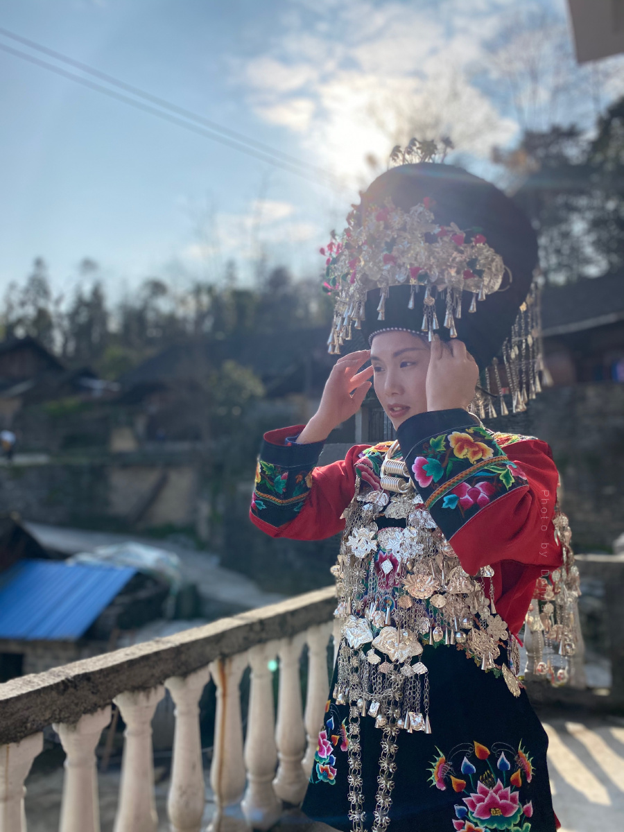 每个苗族女孩都有一套妈妈亲手缝的苗族嫁衣