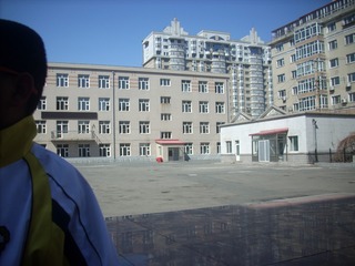 320076