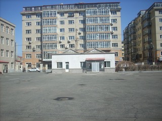 320045