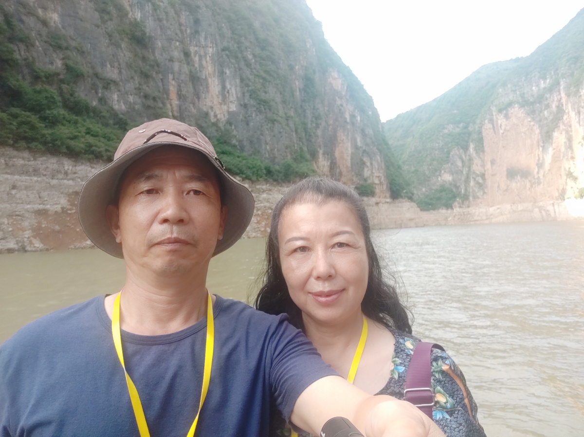 诗曰:"巴东三峡巫峡长,猿鸣三声泪沾裳.