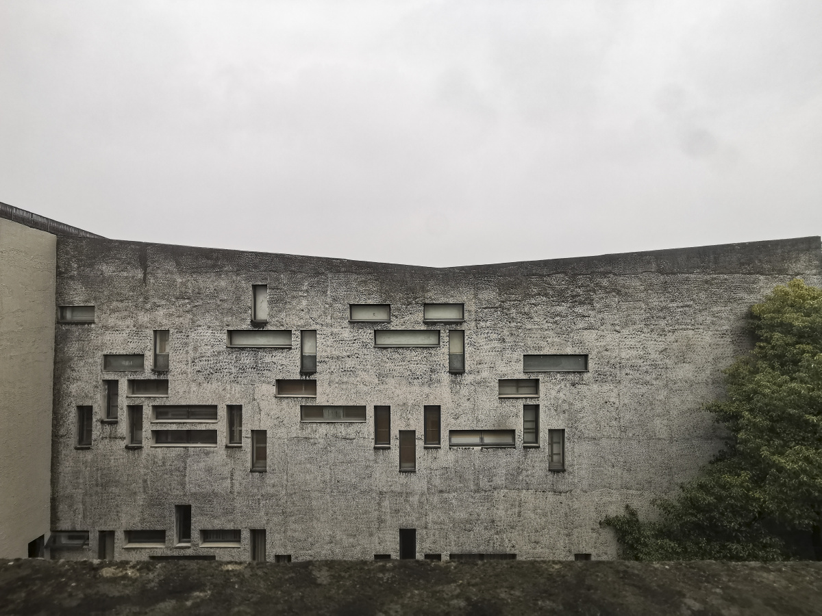 王澍作品象山美院建筑立面不规则开窗