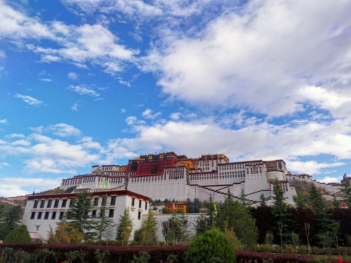 夏天来西藏的好时节布达拉宫