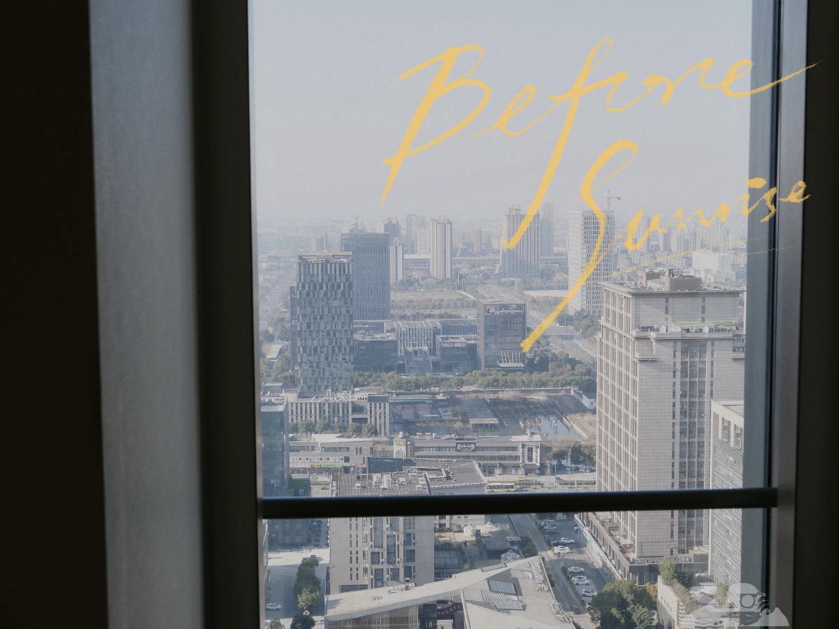 起床看见的窗外城市的线条被霾称托出一丝柔和
