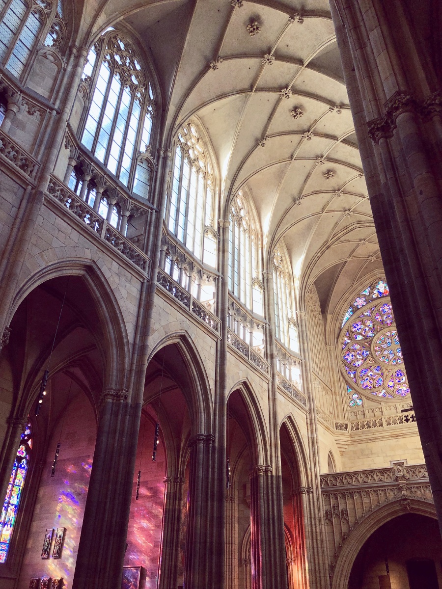 玫瑰花窗的瑰奇光影-布拉格圣维特主教堂