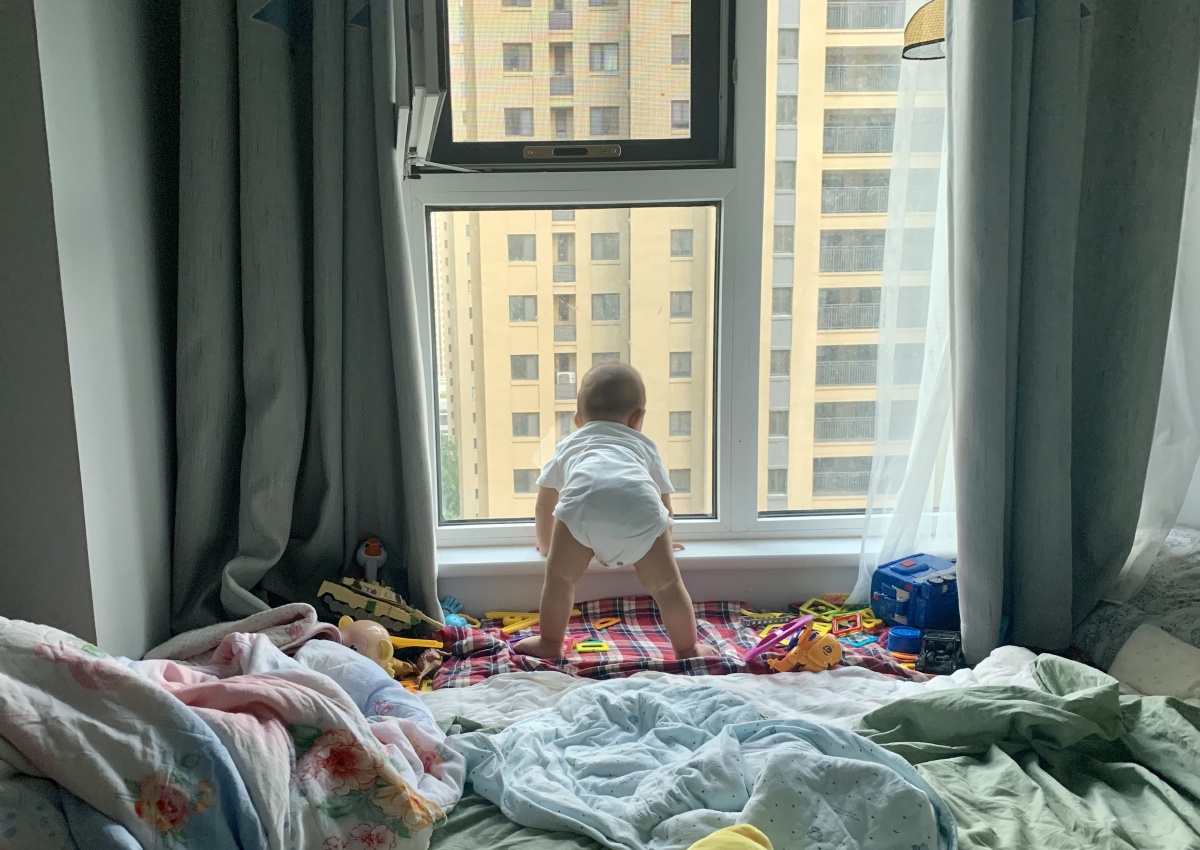 相信相信的力量小朋友爬床看到楼下小朋友在玩慢慢站起来了