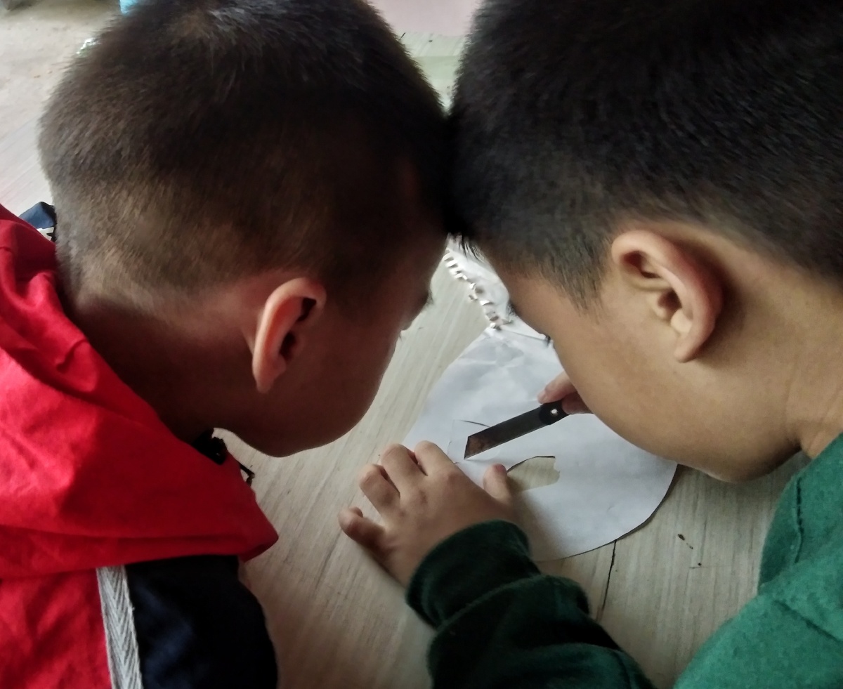 玩小刀的两个儿童