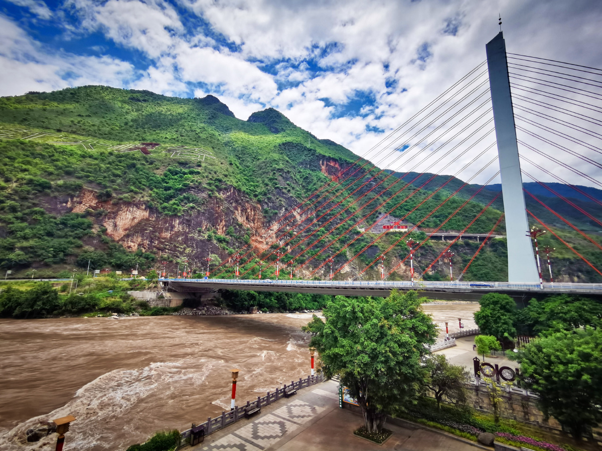 云南怒江自治州怒江大峡谷风光