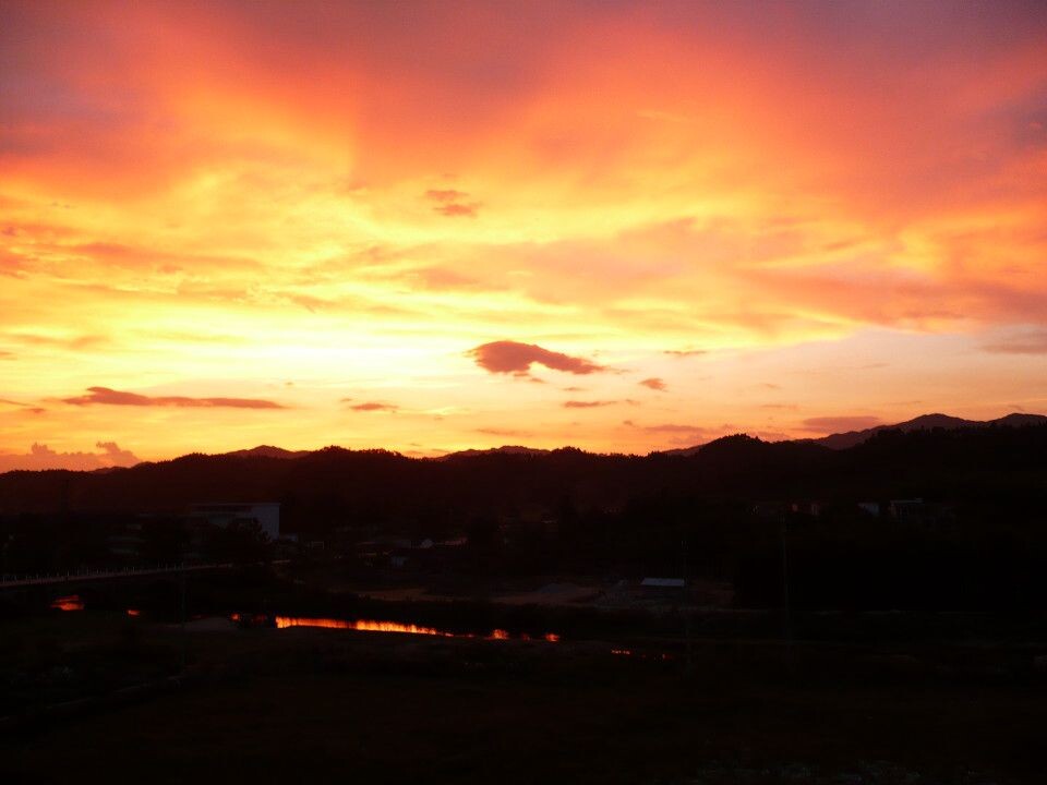 夕阳<br />
家里后阳台