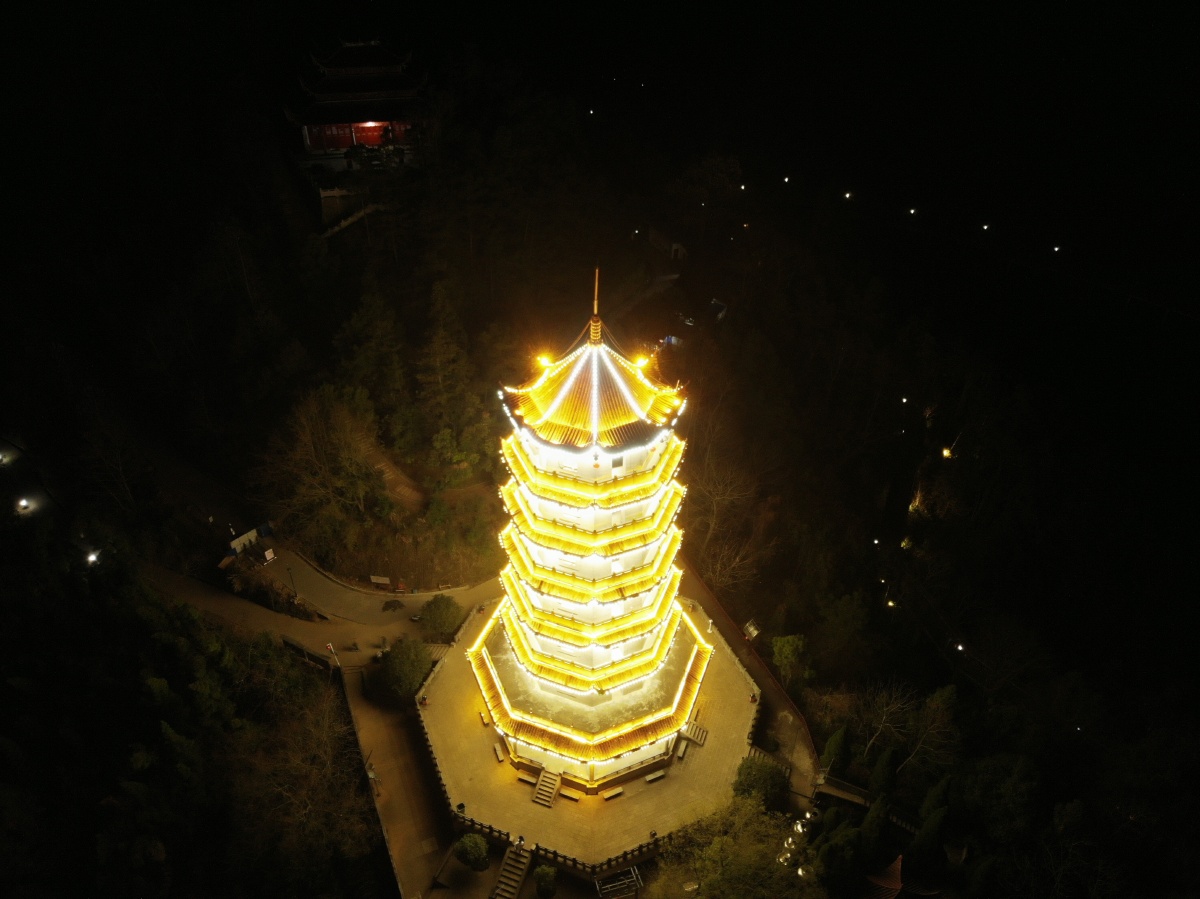 高空鸟瞰夜晚的宝塔.